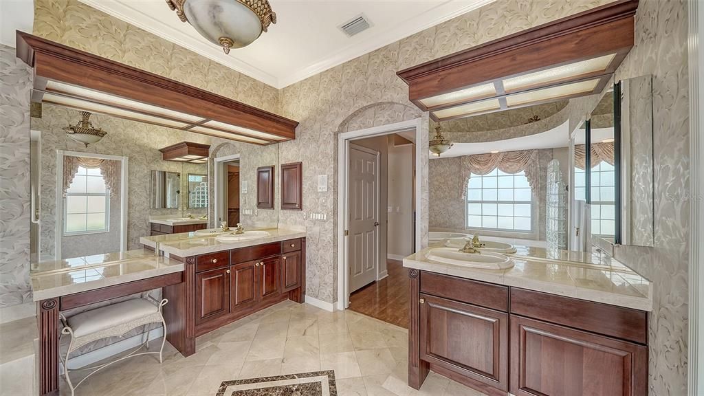 Под контрактом: $1,050,000 (3 спален, 3 ванн, 3021 Квадратных фут)