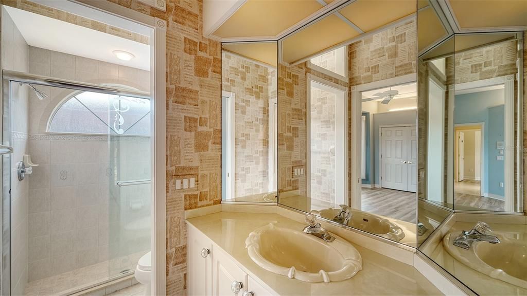 Под контрактом: $1,050,000 (3 спален, 3 ванн, 3021 Квадратных фут)