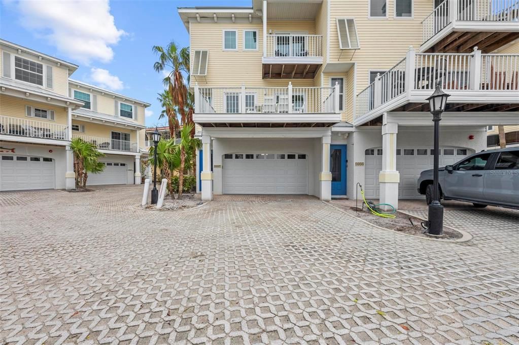 Recently Sold: $950,000 (3 beds, 2 baths, 1524 Square Feet)