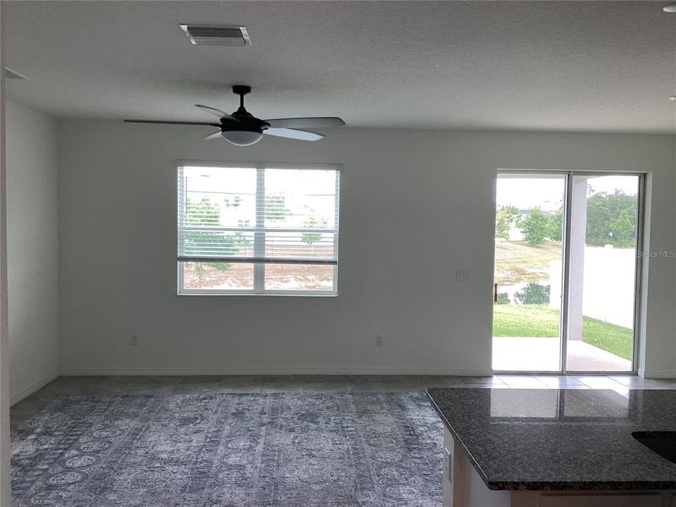 Activo con contrato: $289,900 (3 camas, 2 baños, 1558 Pies cuadrados)