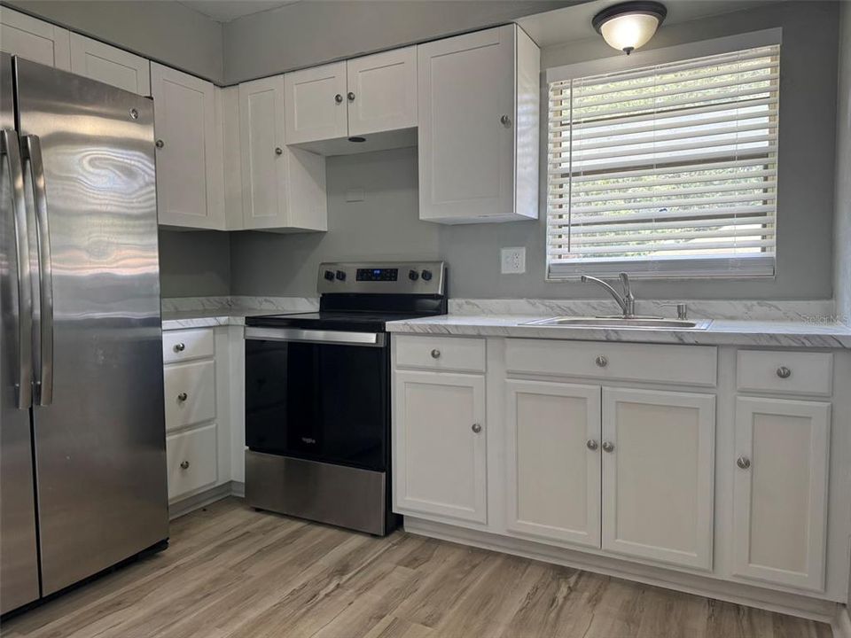 На продажу: $425,000 (6 спален, 0 ванн, 2440 Квадратных фут)