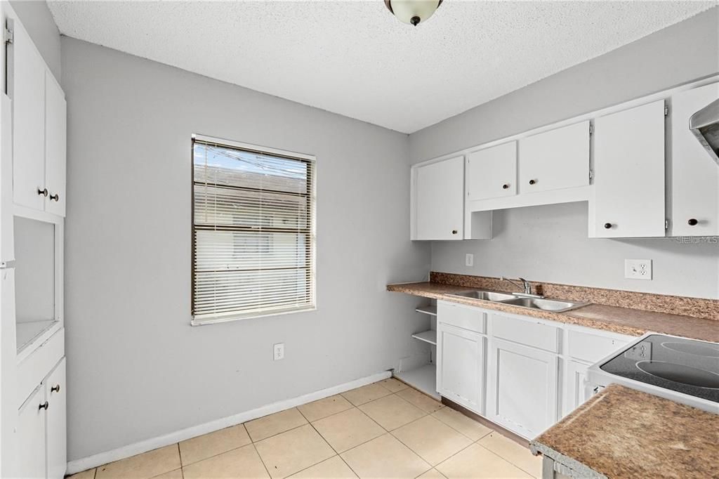 На продажу: $425,000 (6 спален, 0 ванн, 2440 Квадратных фут)