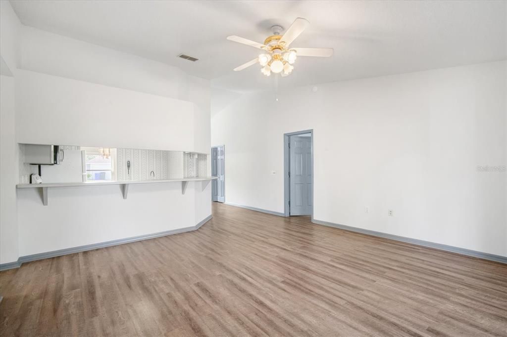 Activo con contrato: $285,000 (3 camas, 2 baños, 1749 Pies cuadrados)