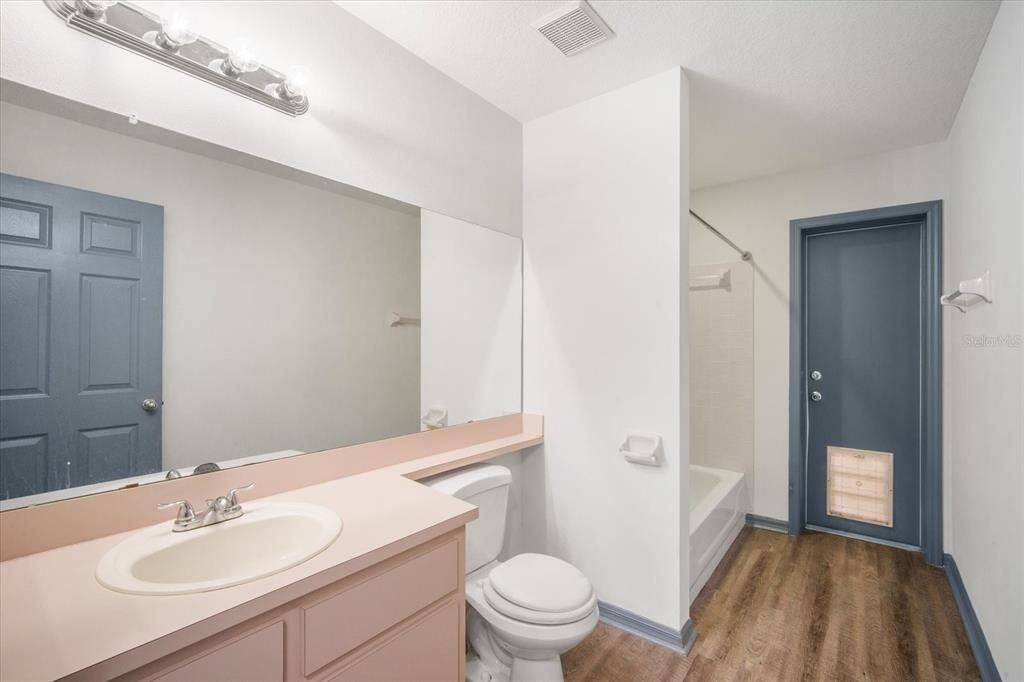 Activo con contrato: $285,000 (3 camas, 2 baños, 1749 Pies cuadrados)