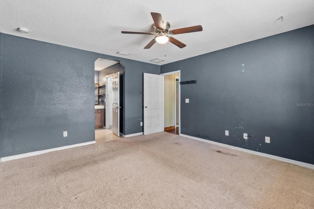 合同活跃: $299,000 (3 贝兹, 2 浴室, 1323 平方英尺)