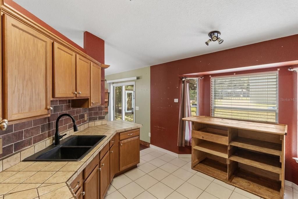 合同活跃: $299,000 (3 贝兹, 2 浴室, 1323 平方英尺)