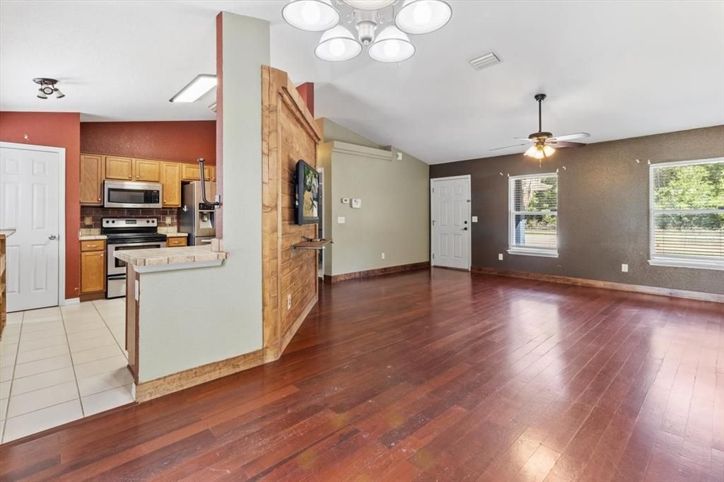 合同活跃: $299,000 (3 贝兹, 2 浴室, 1323 平方英尺)