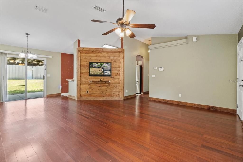 合同活跃: $299,000 (3 贝兹, 2 浴室, 1323 平方英尺)