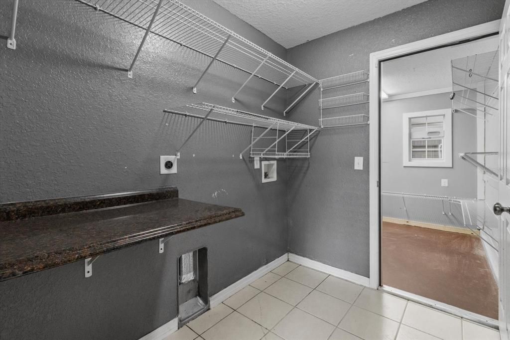 合同活跃: $299,000 (3 贝兹, 2 浴室, 1323 平方英尺)