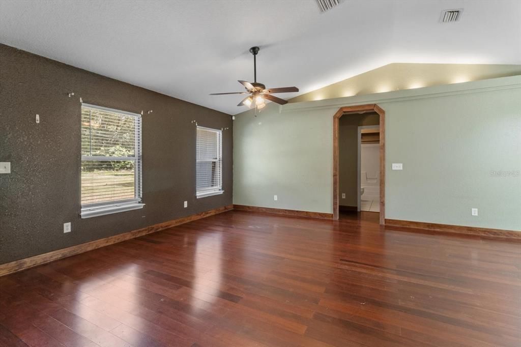 合同活跃: $299,000 (3 贝兹, 2 浴室, 1323 平方英尺)