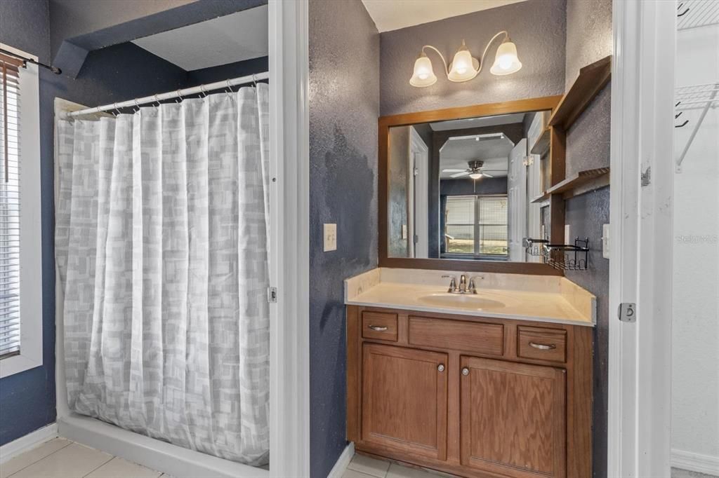 合同活跃: $299,000 (3 贝兹, 2 浴室, 1323 平方英尺)