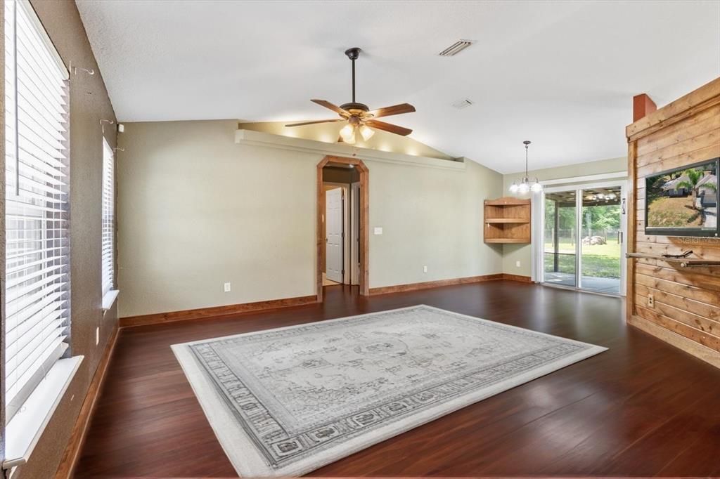 合同活跃: $299,000 (3 贝兹, 2 浴室, 1323 平方英尺)