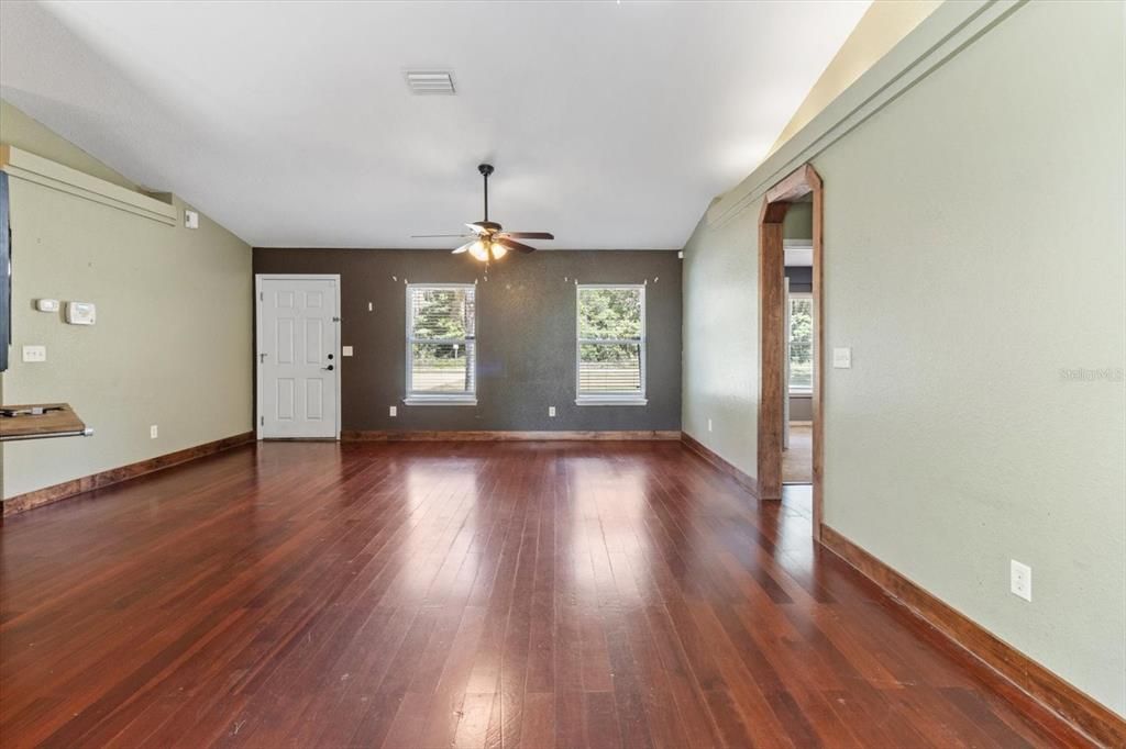 合同活跃: $299,000 (3 贝兹, 2 浴室, 1323 平方英尺)