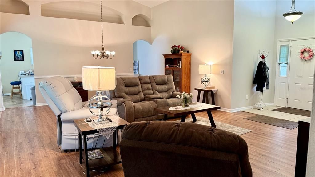 Active With Contract: $299,000 (2 beds, 2 baths, 1935 Square Feet)