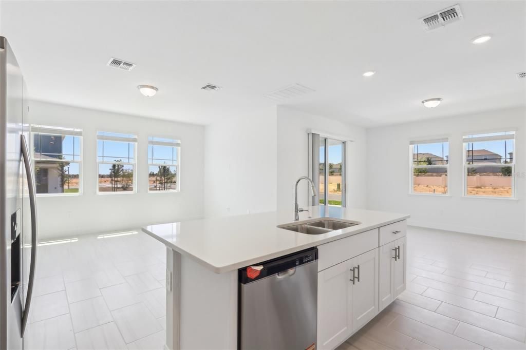 На продажу: $445,735 (4 спален, 2 ванн, 2054 Квадратных фут)