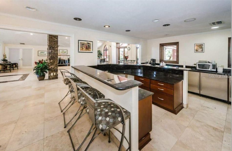 For Rent: $2,700 (2 beds, 2 baths, 1015 Square Feet)