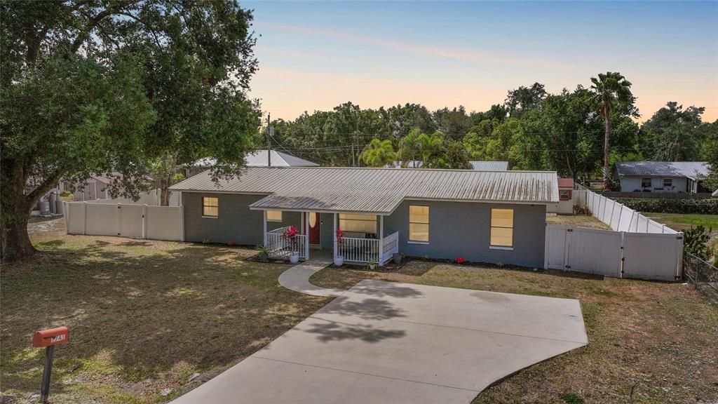 For Sale: $284,000 (4 beds, 2 baths, 1594 Square Feet)