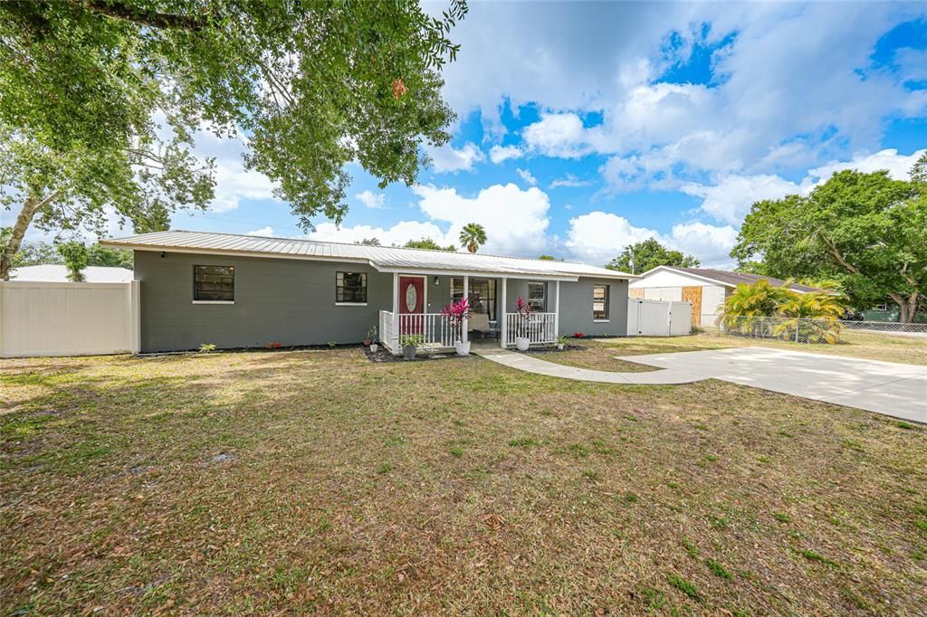 For Sale: $284,000 (4 beds, 2 baths, 1594 Square Feet)