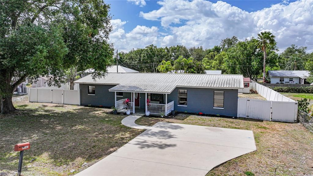 For Sale: $284,000 (4 beds, 2 baths, 1594 Square Feet)