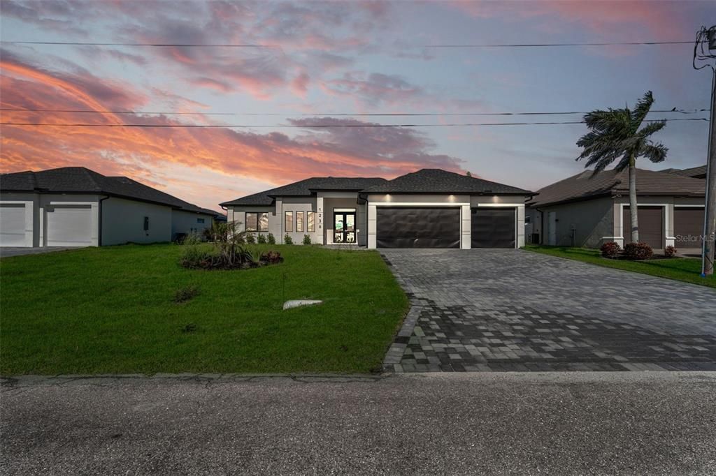 For Sale: $815,000 (3 beds, 3 baths, 2100 Square Feet)