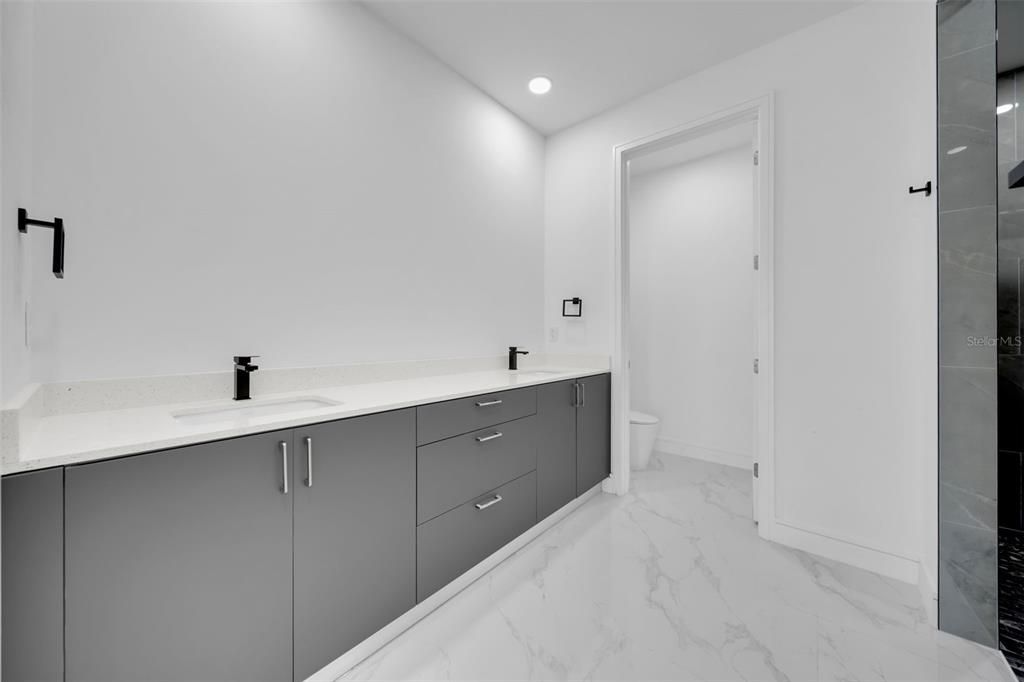 For Sale: $815,000 (3 beds, 3 baths, 2100 Square Feet)