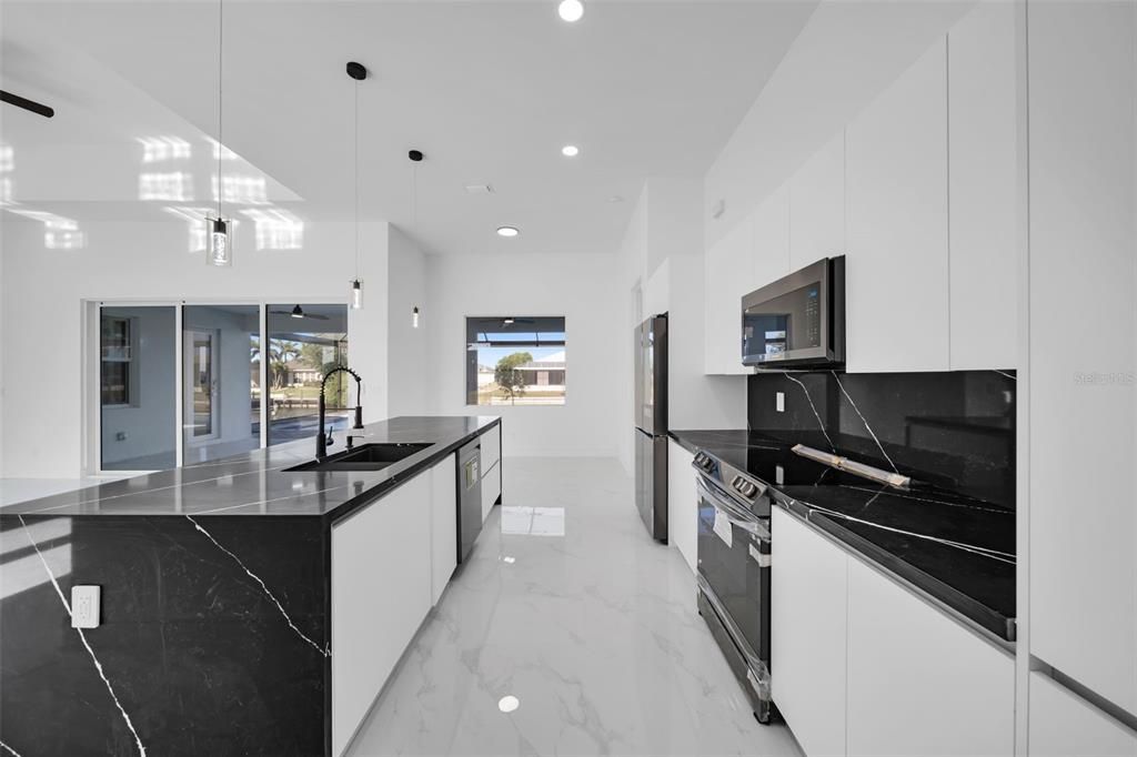 En Venta: $830,000 (3 camas, 3 baños, 2100 Pies cuadrados)