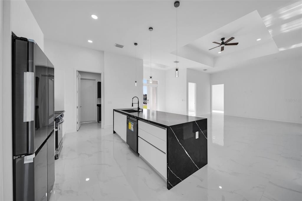 En Venta: $830,000 (3 camas, 3 baños, 2100 Pies cuadrados)