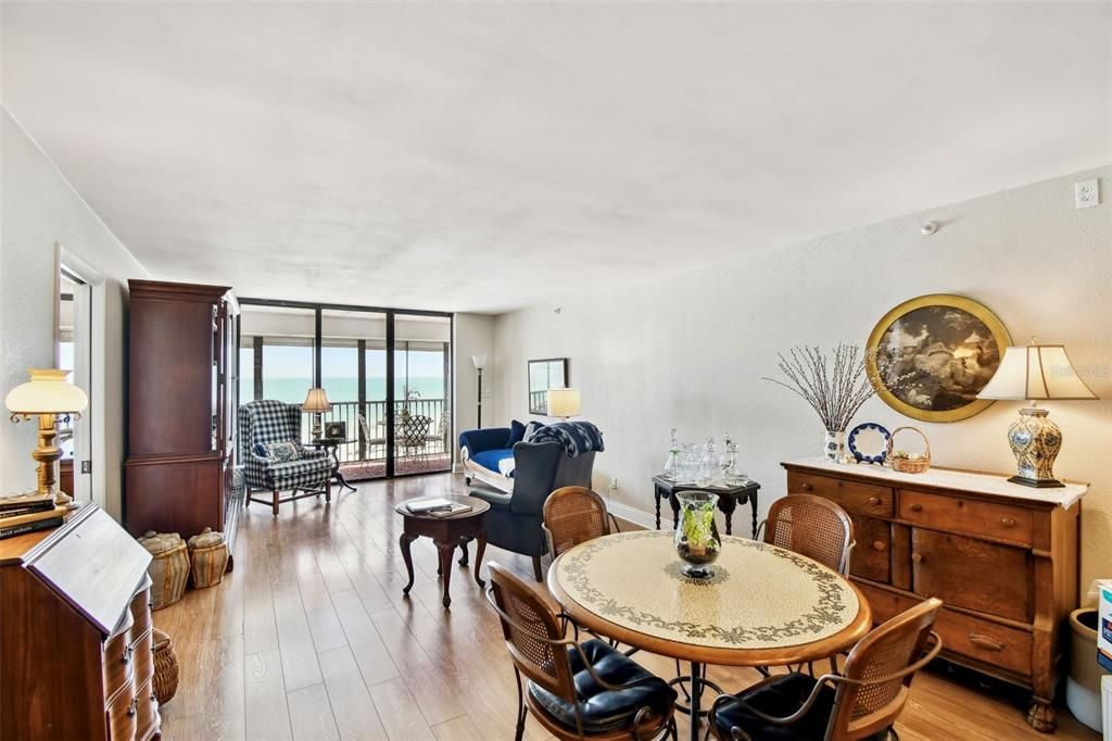 待售: $575,000 (2 贝兹, 2 浴室, 1100 平方英尺)