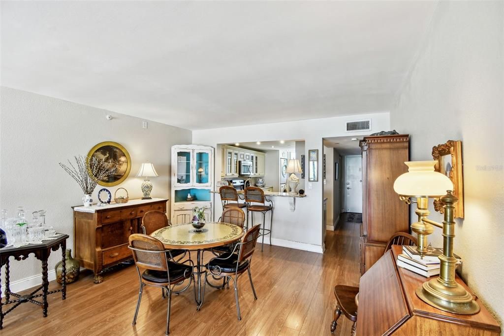 待售: $575,000 (2 贝兹, 2 浴室, 1100 平方英尺)