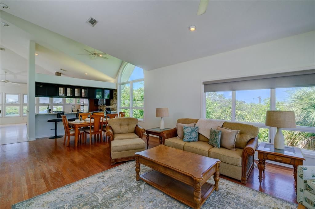 出租: $8,000 (3 贝兹, 2 浴室, 3284 平方英尺)