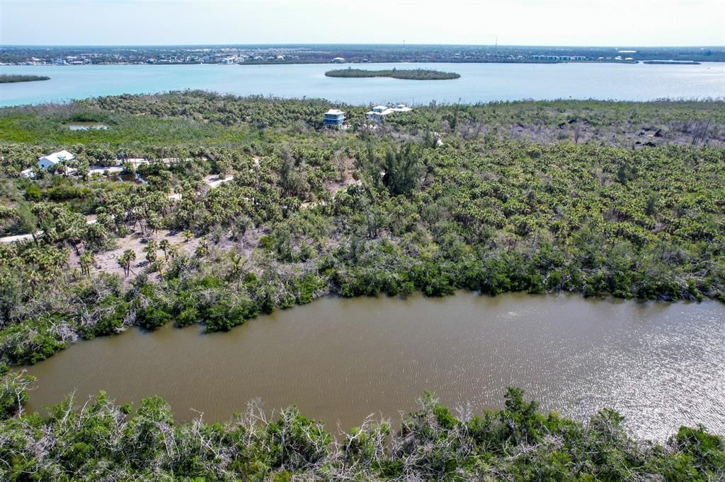 合同活跃: $215,000 (0.55 acres)