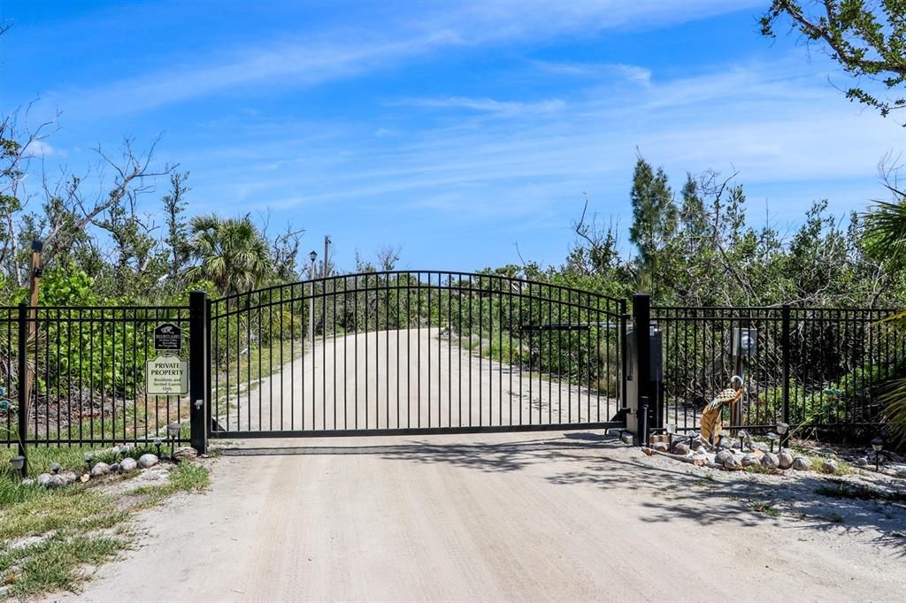合同活跃: $215,000 (0.55 acres)