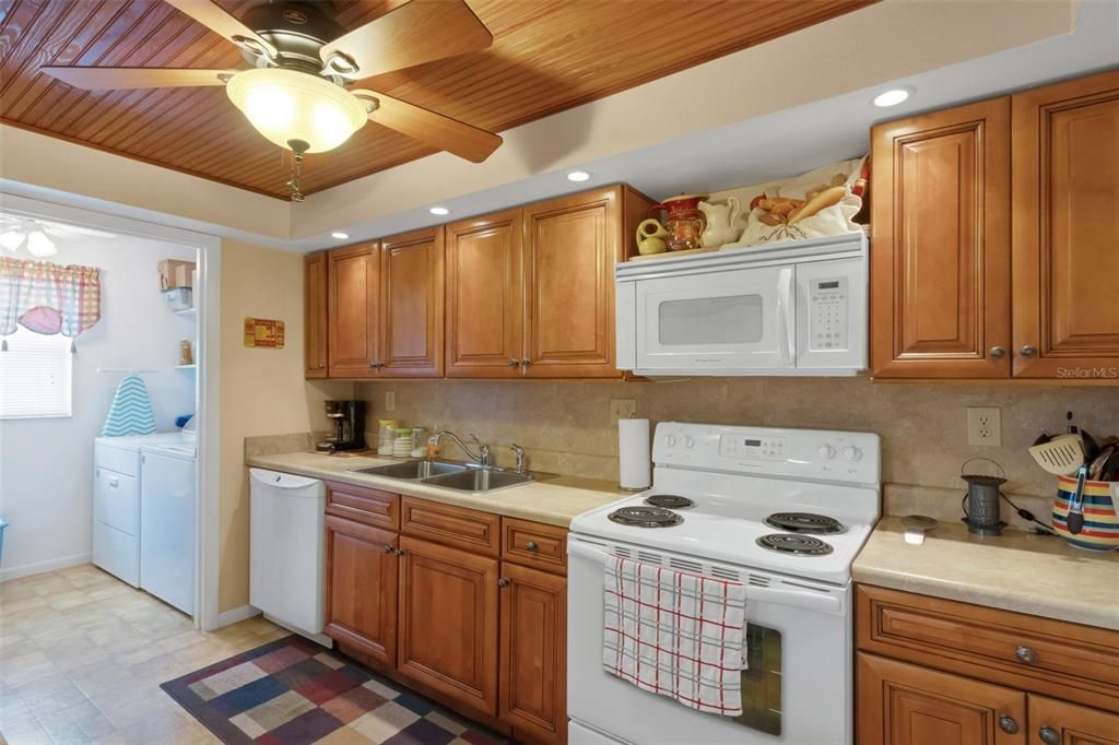 待售: $145,000 (2 贝兹, 2 浴室, 928 平方英尺)