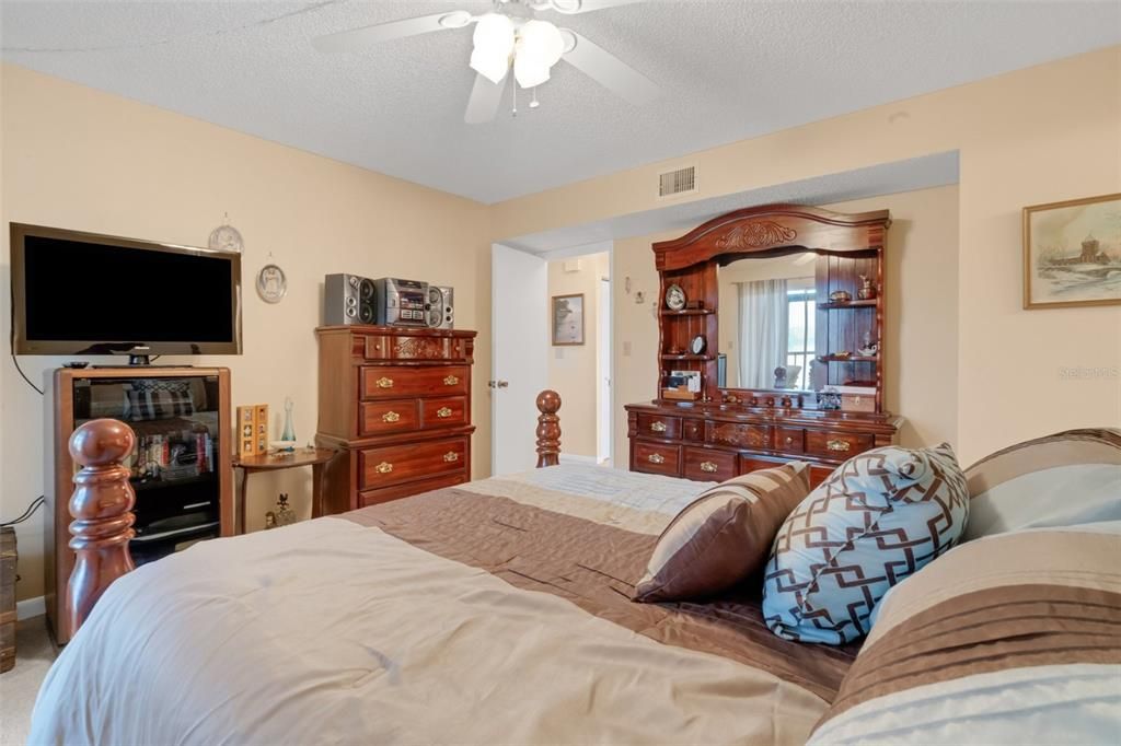 待售: $145,000 (2 贝兹, 2 浴室, 928 平方英尺)