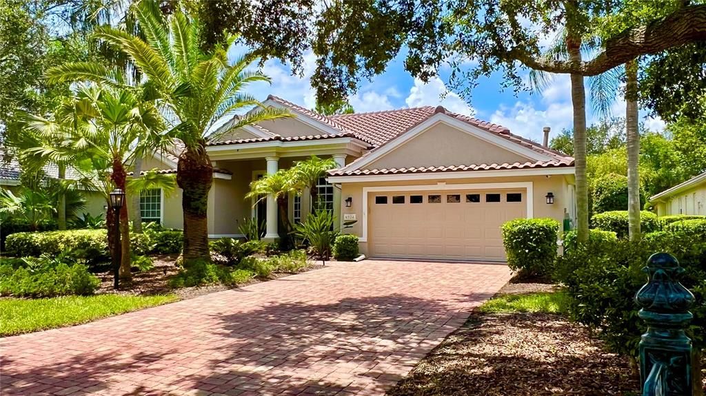 For Sale: $925,000 (4 beds, 3 baths, 2700 Square Feet)