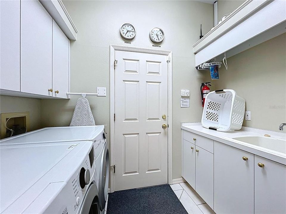 For Sale: $925,000 (4 beds, 3 baths, 2700 Square Feet)