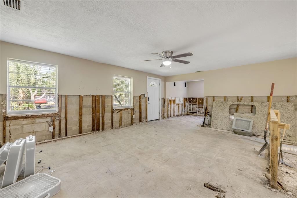 For Sale: $135,000 (3 beds, 1 baths, 1116 Square Feet)