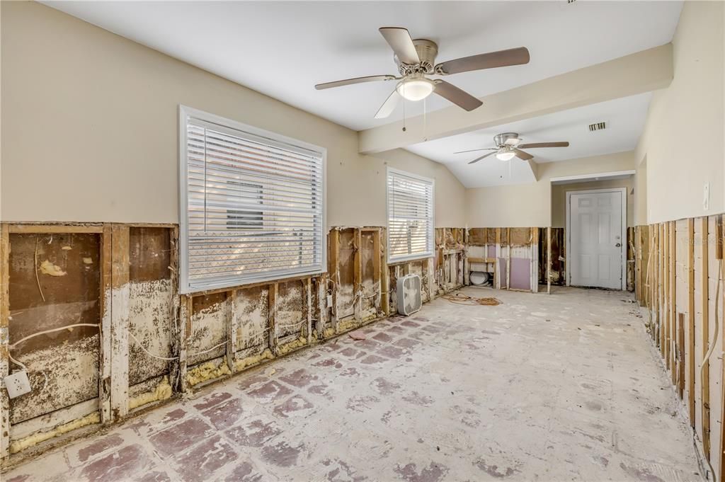 For Sale: $135,000 (3 beds, 1 baths, 1116 Square Feet)