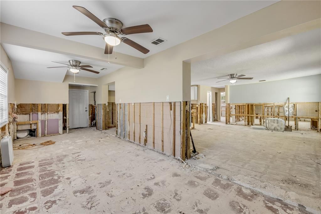 For Sale: $135,000 (3 beds, 1 baths, 1116 Square Feet)