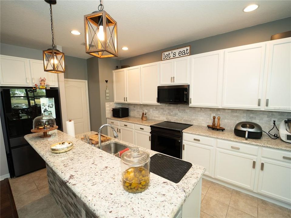 Под контрактом: $759,900 (4 спален, 3 ванн, 2635 Квадратных фут)