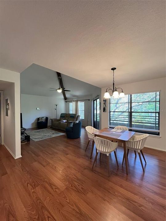 Active With Contract: $204,999 (2 beds, 2 baths, 1050 Square Feet)