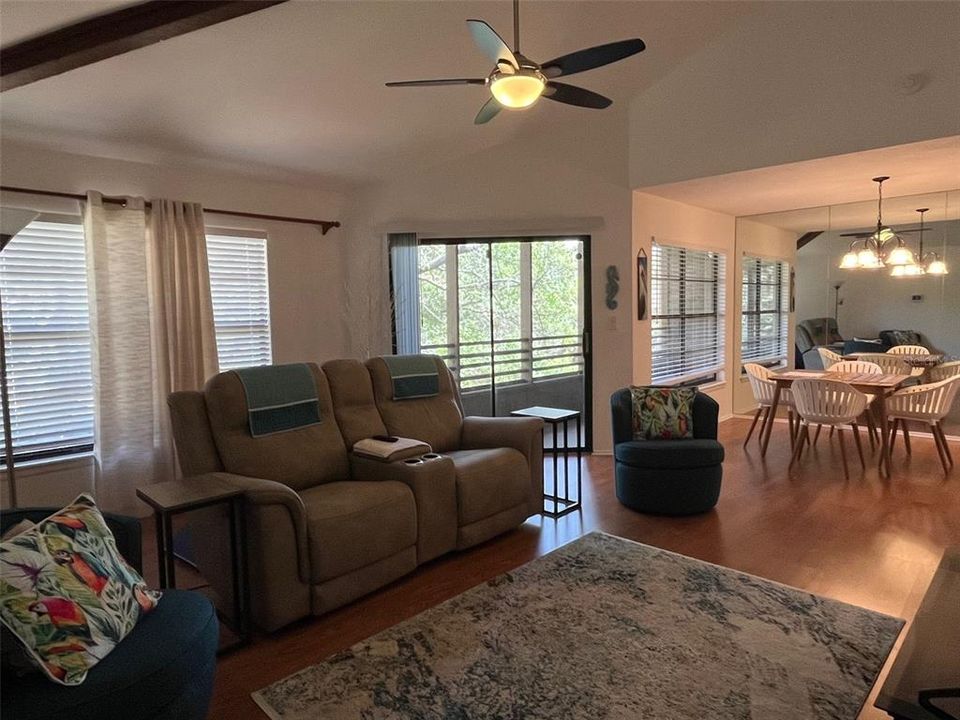 Active With Contract: $204,999 (2 beds, 2 baths, 1050 Square Feet)