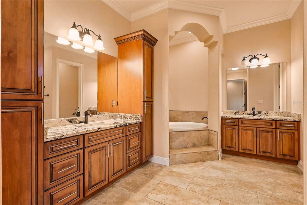 На продажу: $825,000 (4 спален, 3 ванн, 4356 Квадратных фут)