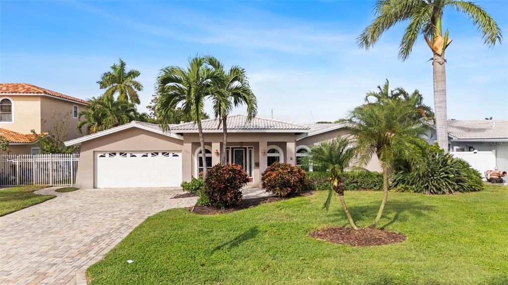 Под контрактом: $1,450,000 (5 спален, 2 ванн, 3082 Квадратных фут)