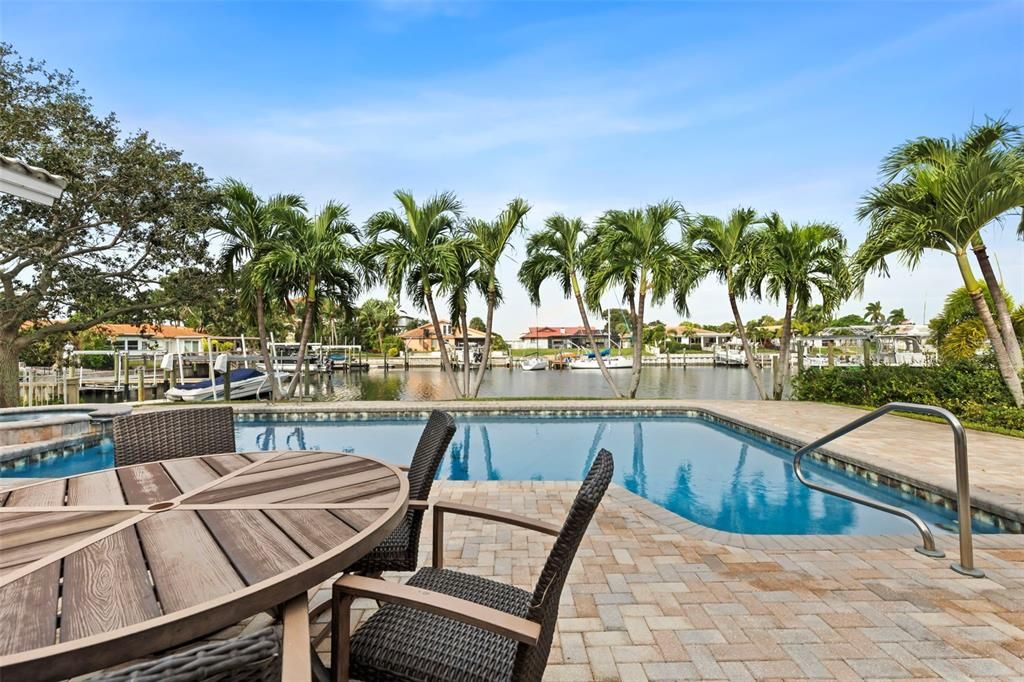 Под контрактом: $1,450,000 (5 спален, 2 ванн, 3082 Квадратных фут)