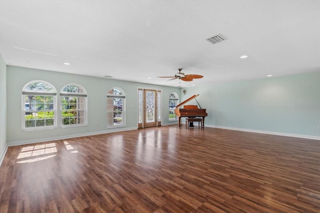 Под контрактом: $1,450,000 (5 спален, 2 ванн, 3082 Квадратных фут)