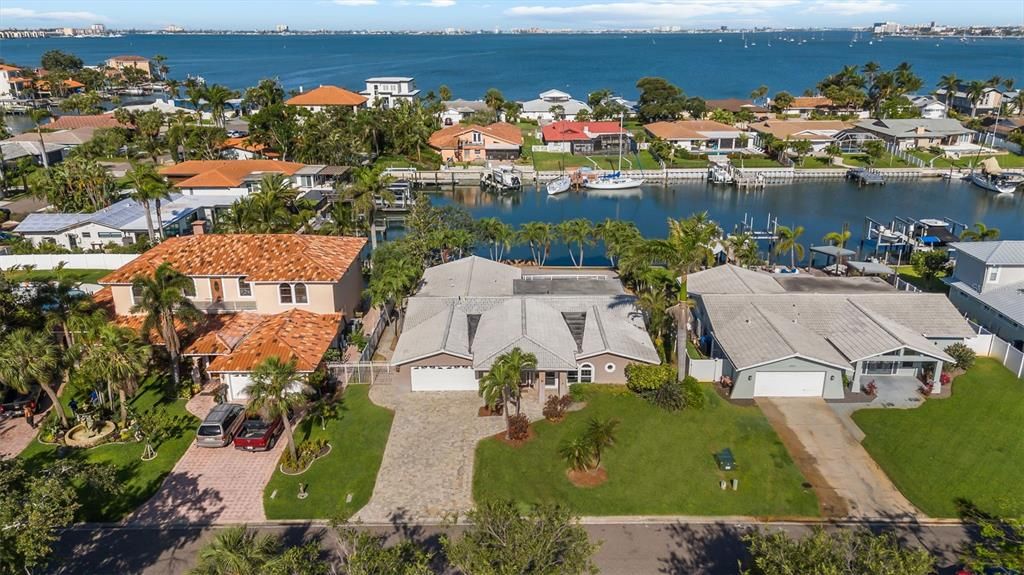 Под контрактом: $1,450,000 (5 спален, 2 ванн, 3082 Квадратных фут)