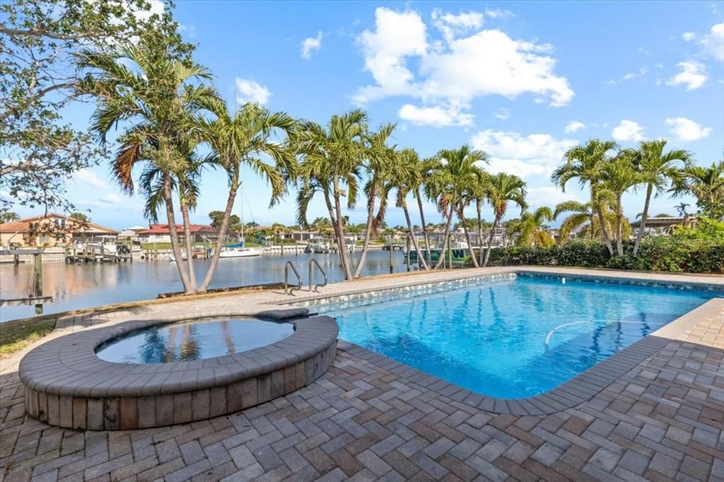 Под контрактом: $1,450,000 (5 спален, 2 ванн, 3082 Квадратных фут)