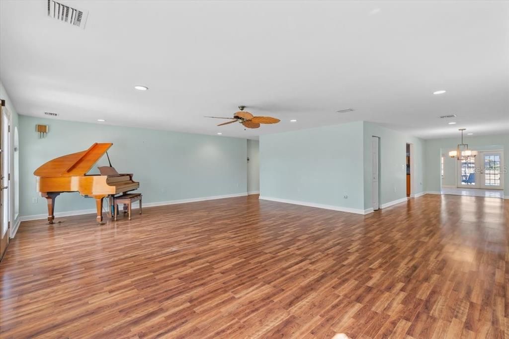 Под контрактом: $1,450,000 (5 спален, 2 ванн, 3082 Квадратных фут)