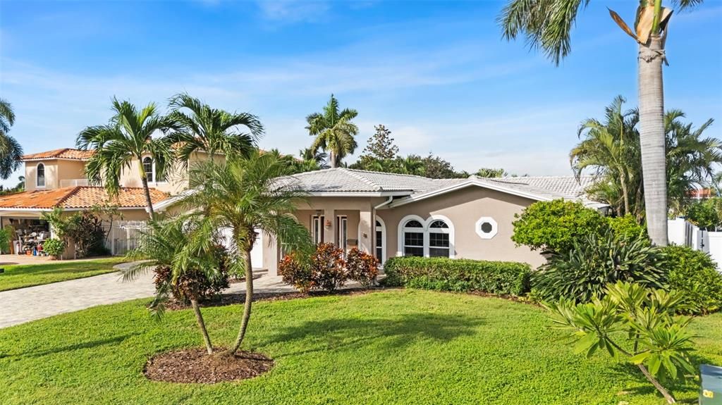 Под контрактом: $1,450,000 (5 спален, 2 ванн, 3082 Квадратных фут)